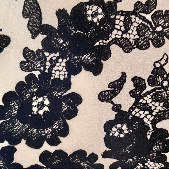 Women’s Vince Camuto cut out shoulder long sleeve B/W floral pattern top - Picture 8 of 10